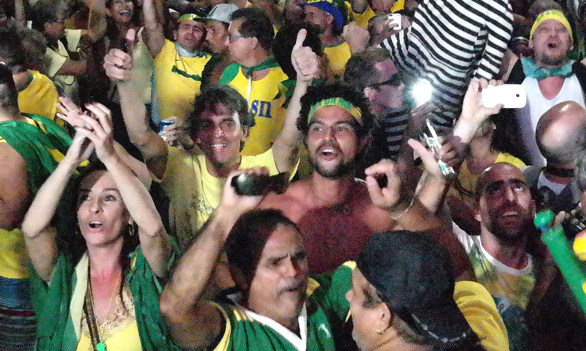 Rio de Janeiro - Manifestantes reunidos em Copacabana celebram a aprovação do processo de impeachment da presidenta Dilma Rousseff, pela Câmara dos Deputados (Fernando Frazão/Agência Brasil)
