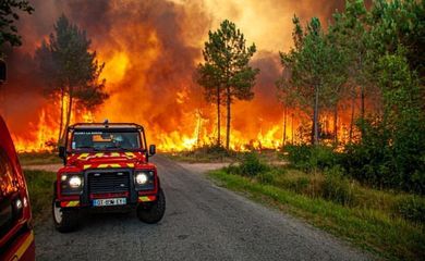 Árvores queimando em meio a um incêndio perto de Landiras