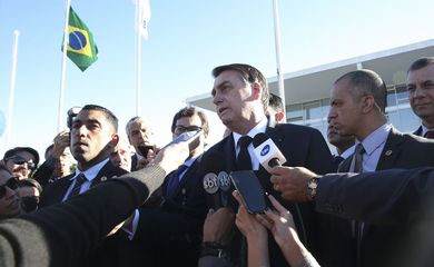 O Presidente da República, Jair Bolsonaro, participa da cerimônia de hasteamento da Bandeira Nacional, no Palácio do Planalto.