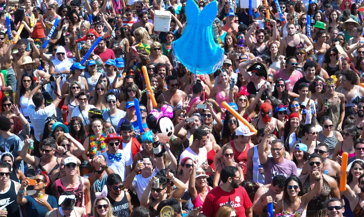 Brasília - O bloco de carnaval de rua Babydoll de Nylon lotou de foliões a Praça do Cruzeiro, no Eixo Monumental (Antonio Cruz/Agência Brasil)