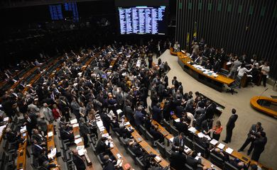 Plenário da Câmara dos Deputados durante debate do requerimento de retirada de pauta do projeto de lei da terceirização (PL 4330/04), apresentado pelo PSD (Wilson Dias/Agência Brasil)