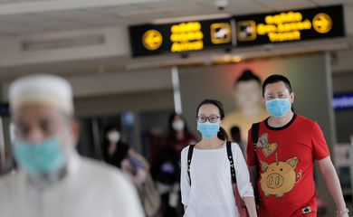 People wearing masks walk at Bandaranaike International Airport after Sri Lanka confirmed the first case of coronavirus in the country, in Katunayake, Sri Lanka January 30, 2020. REUTERS/Dinuka Liyanawatte