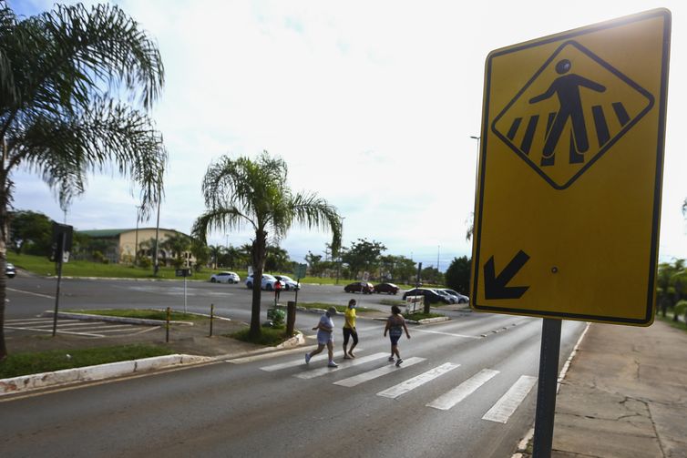 Marcelo Camargo/Agência Brasil Pedestres atravessam faixa em Brasília. Há 24 anos, a capital federal instituiu o respeito ao pedestre na faixa, comportamento que é exemplo de cidadania e motivo de orgulho para os brasilienses.