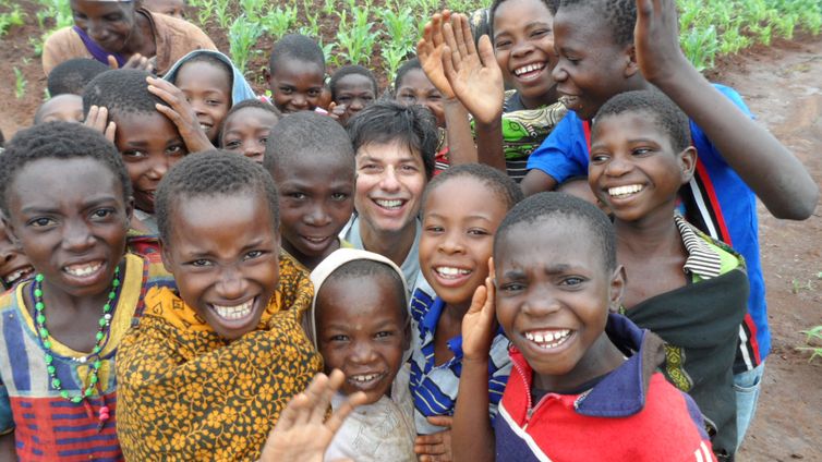 Luís Nachbin e a alegria das crianças moçambicanas