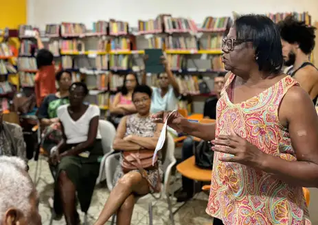 Rio de Janeiro (RJ) 01/08/2024 - Silvina Pereira:  Ex-atleta Silvina Pereira em projeto social na Associação Meninas e Mulheres do Morro - Grafite na Estação Mangueira/Jamelão exalta mulheres da comunidade
Foto: Malu Vibe/Divulgação