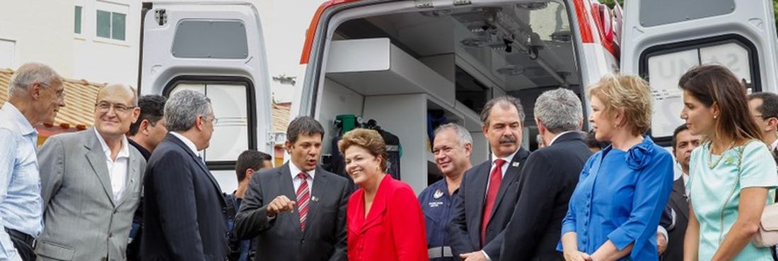 Presidenta Dilma Rousseff durante cerimônia de entrega de 300 unidades habitacionais do condomínio residencial Iguape e de 84 ambulâncias para o SAMU 192 do município de São Paulo
