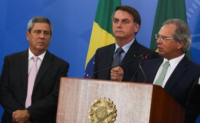 O ministro da Casa Civil, Braga Netto, o presidente da República, Jair Bolsonaro, e o ministro da Economia, Paulo Guedes, participam de coletiva de imprensa no Palácio do Planalto