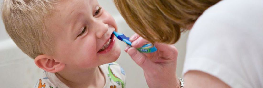 Criança escovando os dentes
