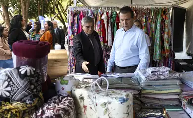 Brasília (DF), 05/05/2025 - O ministro do Trabalho e Emprego, Luiz Marinho, visita feira de artesanato durante a Semana do Trabalho, que conta com uma série de ações e serviços gratuitos para o público, na sede do ministério, em Brasília. Foto: Marcelo Camargo/Agência Brasil