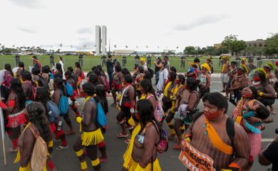 Brasília (DF) 30/10/2024 - Indigenas durante ato na Esplanada dos Ministérios pedindo demarcação dos seus territorios.
Foto: Bruno Spada/Câmara dos Deputados