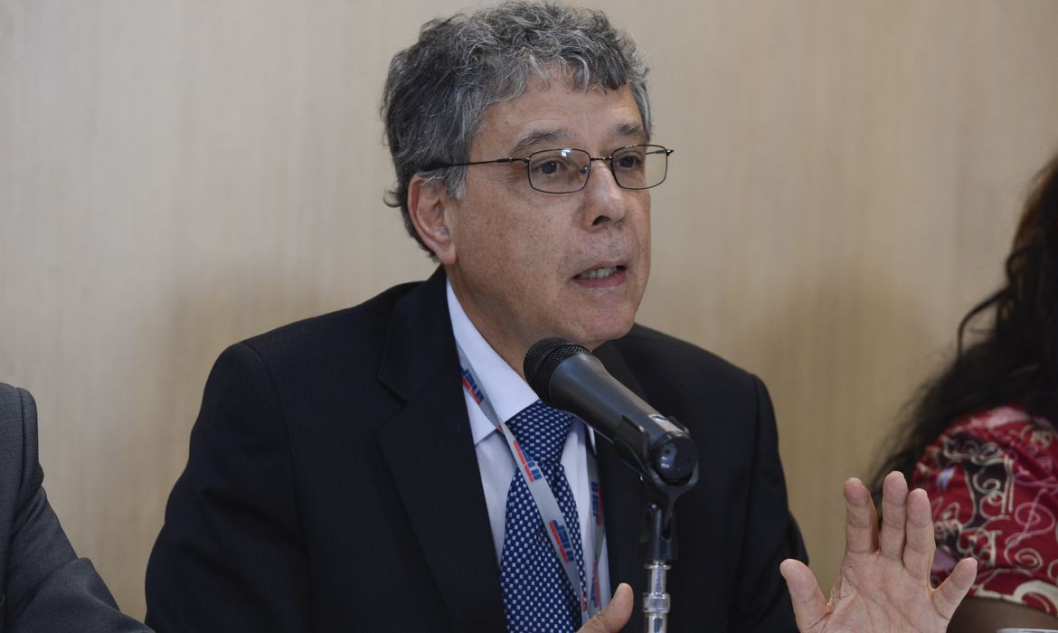 O presidente do Inep, Francisco Soares, fala sobre o Índice de Desenvolvimento da Educação Básica (Ideb) de 2013 (Valter Campanato/Agência Brasil)
