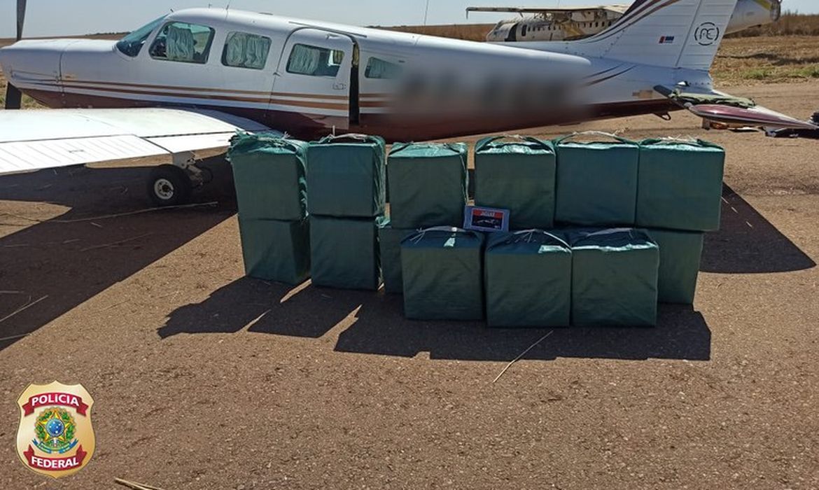 FAB intercepta avião transportando cocaína 