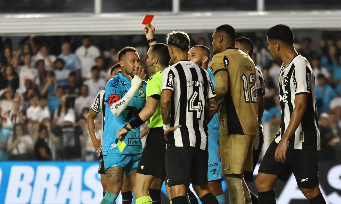 Soccer Football - Brasileiro Championship - Santos v Botafogo - Estadio Urbano Caldeira, Santos, Brazil - June 1, 2025 Santos' Neymar is shown a red card by referee Davi De Oliveira Lacerda REUTERS/Thiago Bernardes