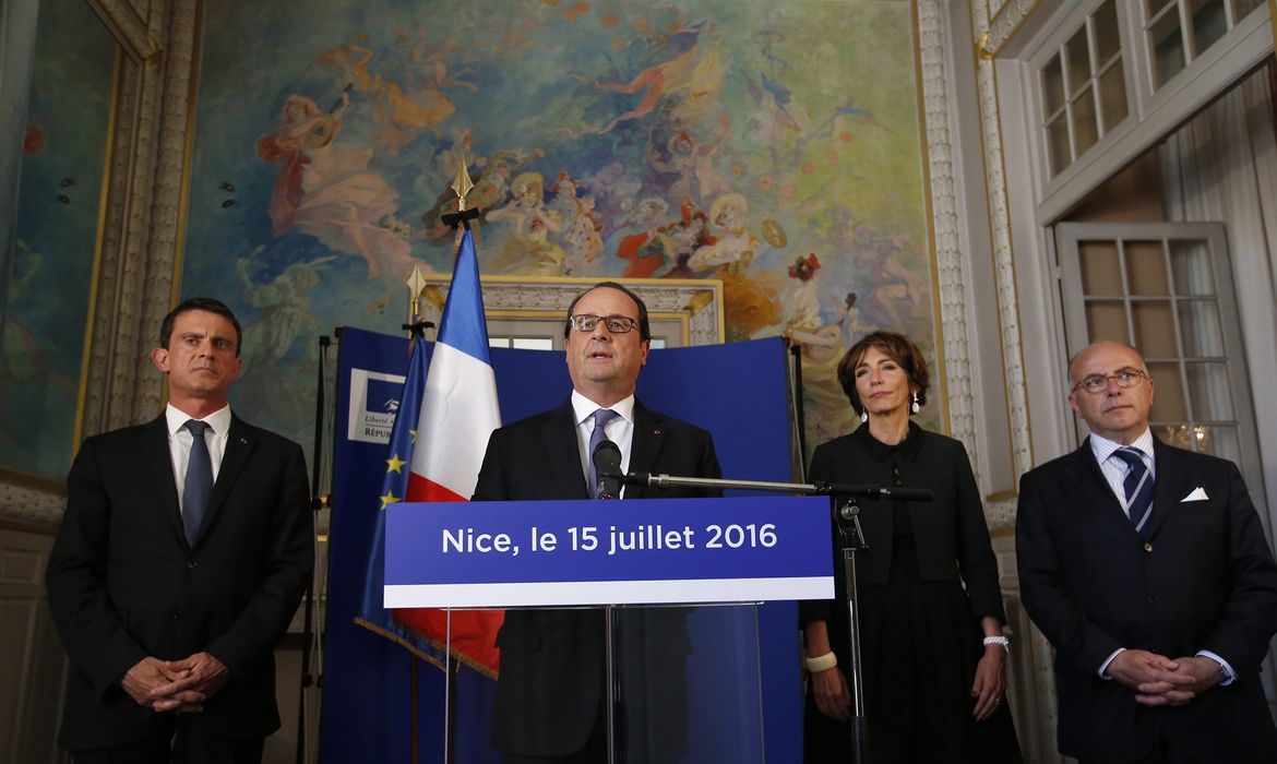 Após o ataque, o presidente francês, François Hollande, foi para Nice. Segundo ele, 50 dos feridos no atentado de ontem (14) correm risco de morrer