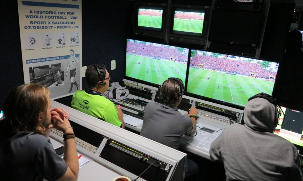 O árbitro de vídeo tem gerado polêmica nos jogos do futebol brasileiro