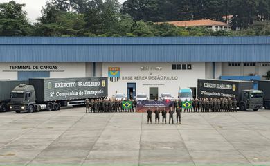 CHUVAS NO RS - Caminhões dos Correios e do Exército na Base Aérea de São Paulo com 200 tonelqadas de doações para o desabrigados do Rio Grande do Sul. Foto: FAB