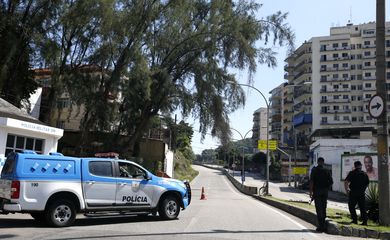 Rio de Janeiro - A Autoestrada Grajaú-Jacarepaguá ficou interditada nos dois sentidos devido a uma operação do Comando Conjunto das forças de segurança no Complexo do Lins, zona norte da cidade (Tânia Rêgo/Agência Brasil)