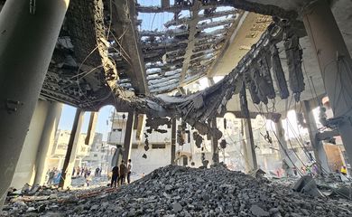 Palestinos inspecionam escombros de uma mesquita destruída em ataques israelenses, no norte da Faixa de Gaza
22/10/2023
REUTERS/Anas al-Shareef