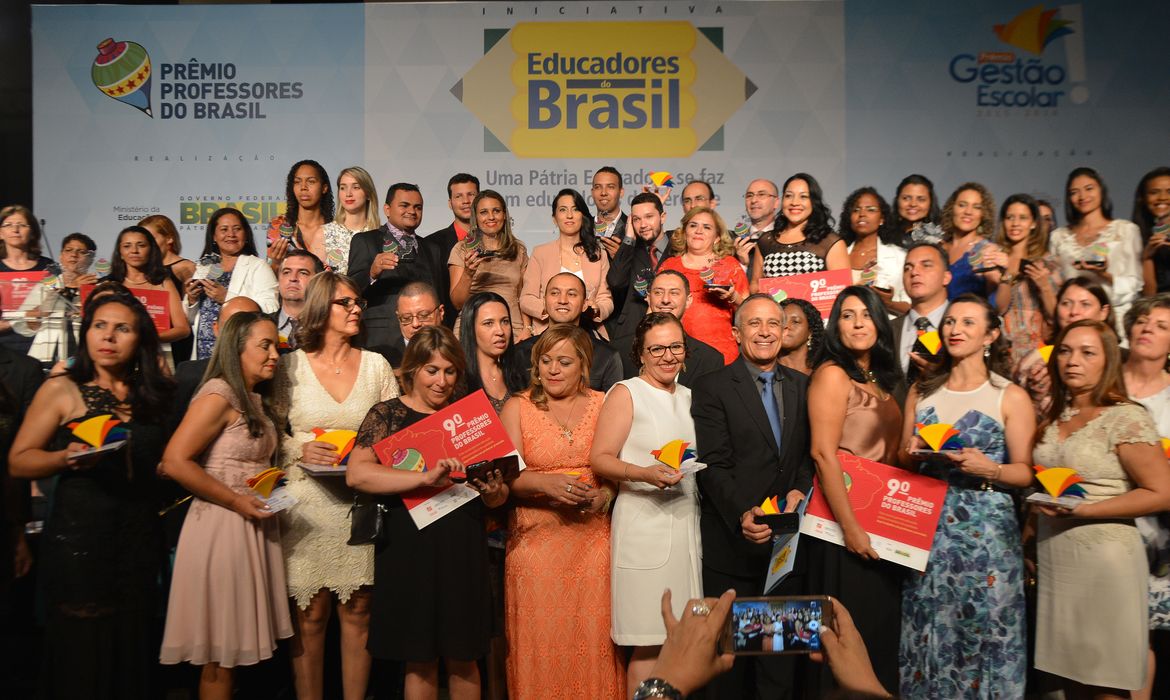 Brasília - O secretário Executivo do MEC, Luiz Cláudio entrega o Prêmio Professores do Brasil (Antonio Cruz/Agência Brasil)