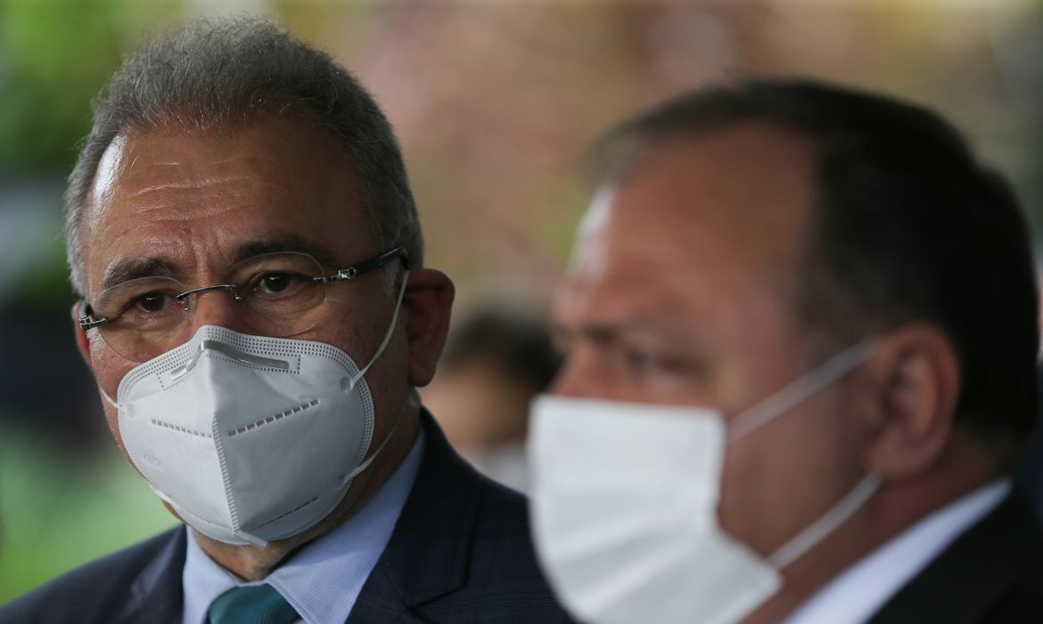 O médico cardiologista Marcelo Queiroga, indicado para ser o novo ministro da Saúde, e o atual ministro da Saúde, Eduardo Pazuello, falam à imprensa no ministério da Saúde.
