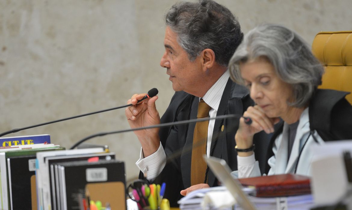 Brasília - Ministros Marco Aurélio e Cármen Lúcia, do Supremo, na sessão de cancelamento da reunião de julgamentos e convocação de sessão extraordinária para as 17h30  (Antonio Cruz/Agência Brasil)