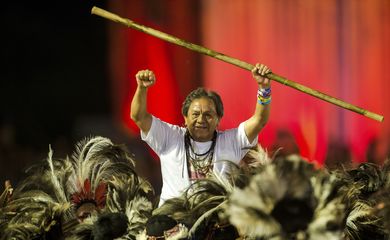 Palmas - Marcos Terena, um dos organizadores dos Jogos Mundiais dos Povos Indígenas é erguido por membros de sua etnia (Marcelo Camargo/Agência Brasil)