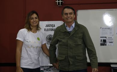 Acompanhado de agentes da PF e da mulher, o candidato à Presidência da República pelo PSL, Jair Bolsonaro, vota  na Escola na Municipal Rosa da Fonseca, na Vila Militar, no Rio de Janeiro.