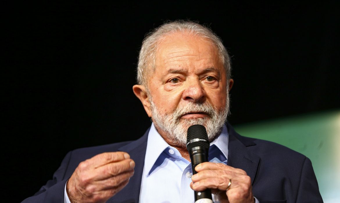 O presidente eleito, Luiz Inácio Lula da Silva, durante cerimônia de entrega do relatório final da transição de governo e anúncio de novos ministros.