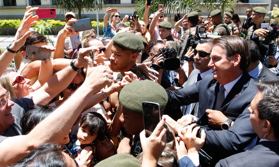  O presidente Jair Bolsonaro cumprimenta público presente em frente a Escola de Comando e Estado-Maior do Exército (ECEME), na Urca