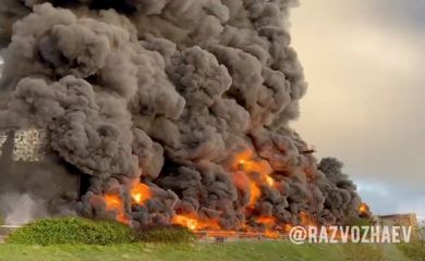 A still image from a video shows smoke rising following an alleged drone attack on oil depot in Sevastopol, Crimea, April 29, 2023.  Governor of Sevastopol Mikhail Razvozhaev via Telegram/Handout.  - Foto:  REUTERS/Mikhail Razvozhaev