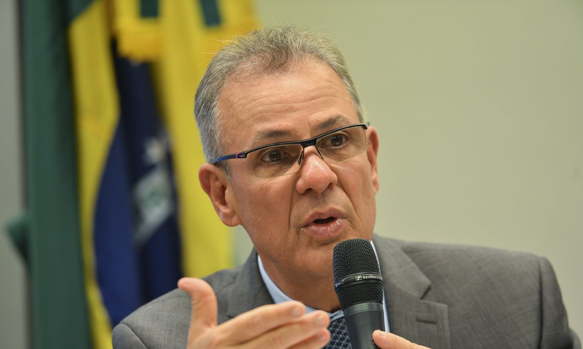 O ministro de Minas e Energia, Bento Albuquerque, participa de audiência pública, promovida pela Comissão de Minas e Energia da Câmara dos Deputados, para debater o plano do governo para o desenvolvimento do setor de energia no Brasil.