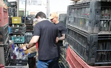 São Paulo (SP), 14/10/2025 - A Polícia Civil de São Paulo realiza uma operação contra uma rede criminosa que adulterava e falsificava bebidas alcoólicas em várias cidades do estado. A Operação Poison Source (Fonte do Veneno) faz parte das ações do gabinete de crise do Governo de São Paulo para combater casos de intoxicação por metanol. Ela teve início após a prisão de um homem no dia 03 de outubro, quando as ações de fiscalização foram intensificadas, identificado como um dos maiores falsificadores do Brasil. Foto: Governo de SP/Divulgação