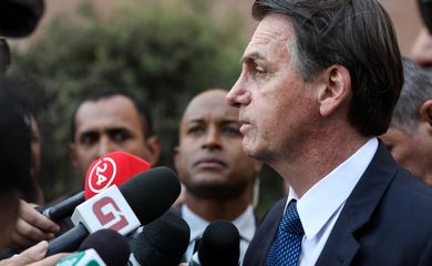 O presidente do Brasil, Jair Bolsonaro, concede entrevista coletiva ao chegar no hotel em Santiago, Chile.