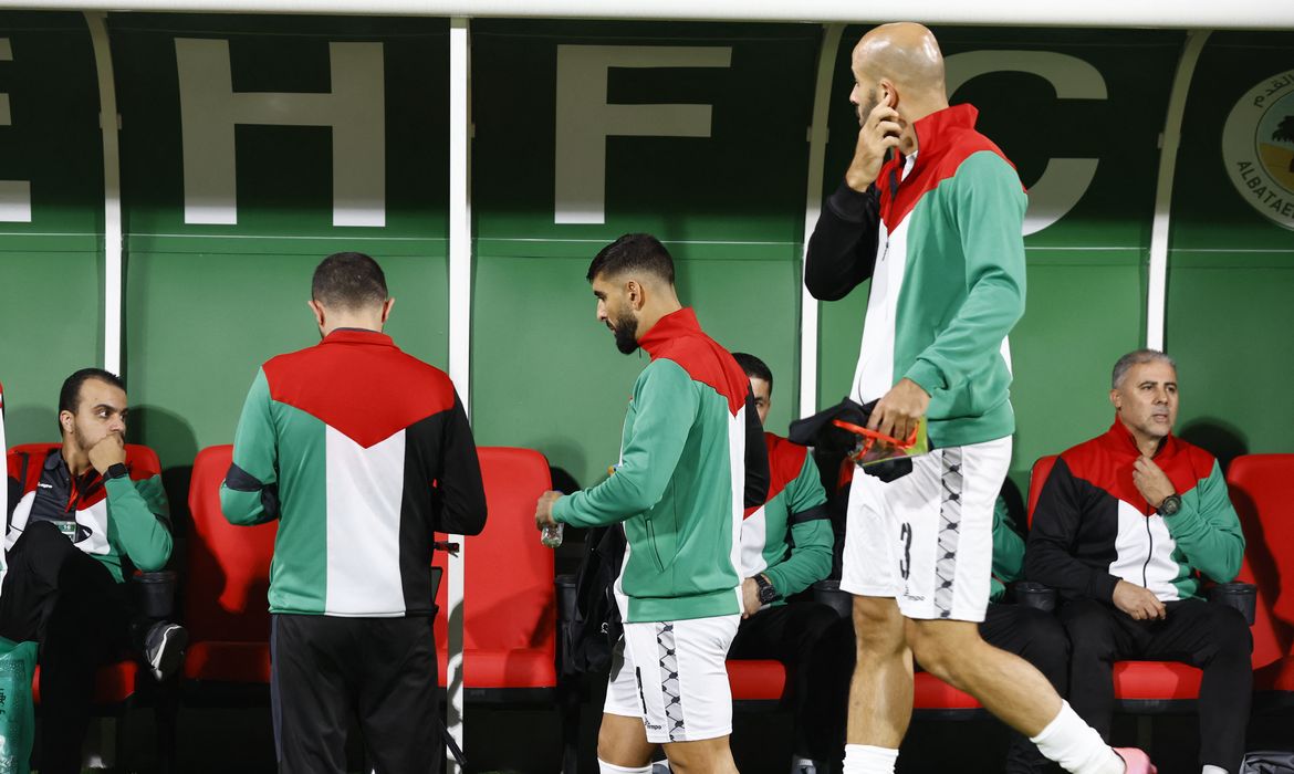Jogadores palestinos antes de partida contra o Líbano
 16/11/2023   REUTERS/Rula Rouhana