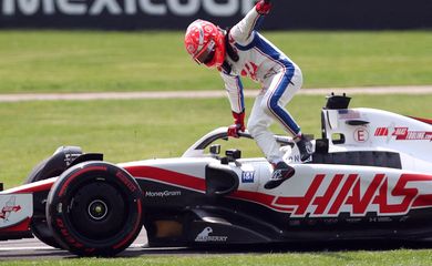Pietro Fittipaldi deixa carro da Haas durante treino para o Grande Prêmio do México de F1