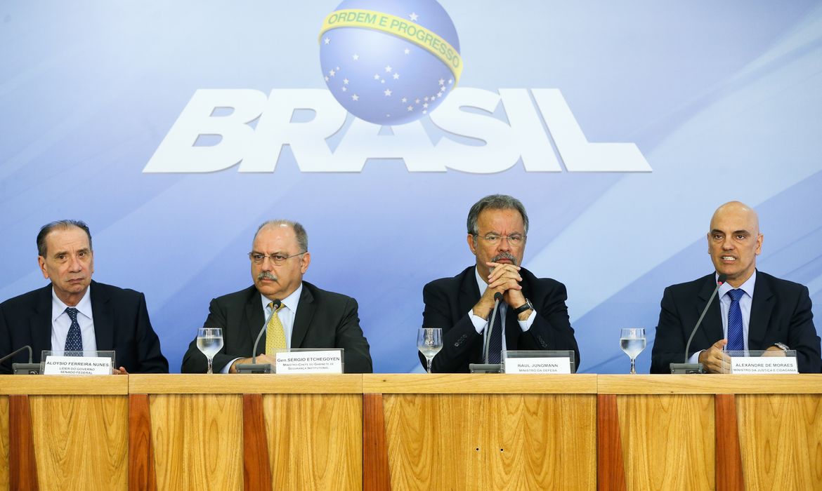 Brasília - O senador Aloysio Nunes (E) e os ministro Sérgio Etchegoyen, Raul Jungmann e Alexandre de Moraes, falam sobre o Plano Nacional de Segurança (Marcelo Camargo/Agência Brasil)