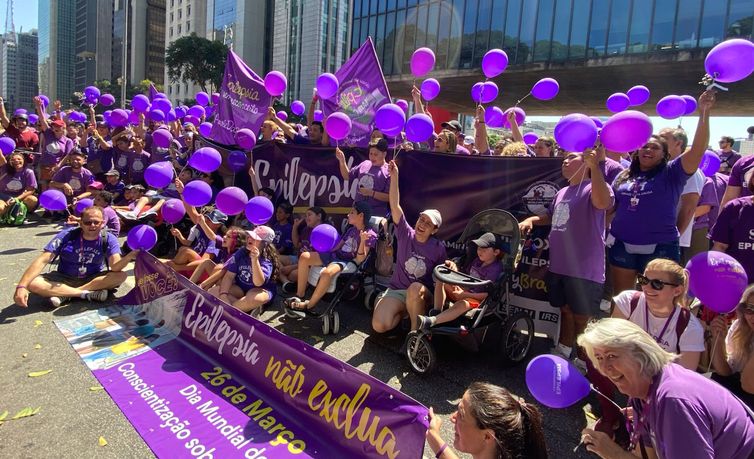 SÃO PAULO (SP) - Caminhada pela Avenida Paulista lembra o Dia Mundial da Conscientização de Epilepsia. Foto: Elaine Patricia Cruz/Agência Brasil