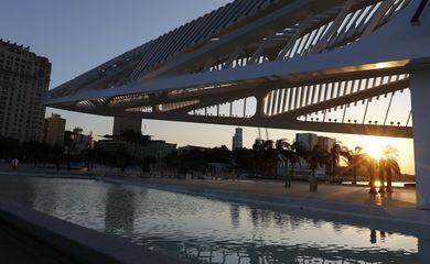 Vista do entardecer no Museu do Amanhã, na Praça Mauá.