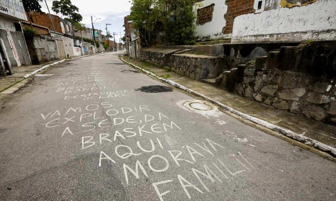 Maceió (AL) 17/12/2023 – Moradores deixam frases em suas casas após serem desalojados, nas proximidades da mina n°18 da mineradora Braskem na lagoa de Mundaú. Foto: Joédson Alves/Agência Brasil