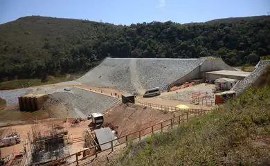 Trabalhadores na obra do muro de contenção construído para eventual rompimento da Barragem B3/B4 em Nova Lima, região metropolitana de Belo Horizonte.