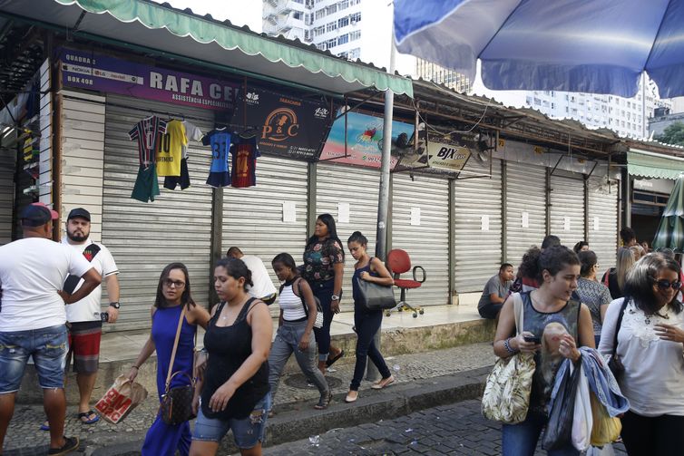 Uma ação da prefeitura do Rio resultou na interdição de 45 boxes no camelódromo da Rua Uruguaiana, o principal polo de comércio popular do centro da cidade.