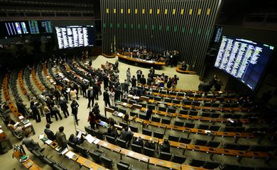 Brasília - Deputados fazem sessão para votar Medida Provisória  752/2016, no plenário da Câmara (Marcelo Camargo/Agência Brasil)