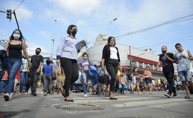 População caminha no centro de Duque de Caxias, primeiro município do Rio de Janeiro a flexibilizar o uso de máscara.