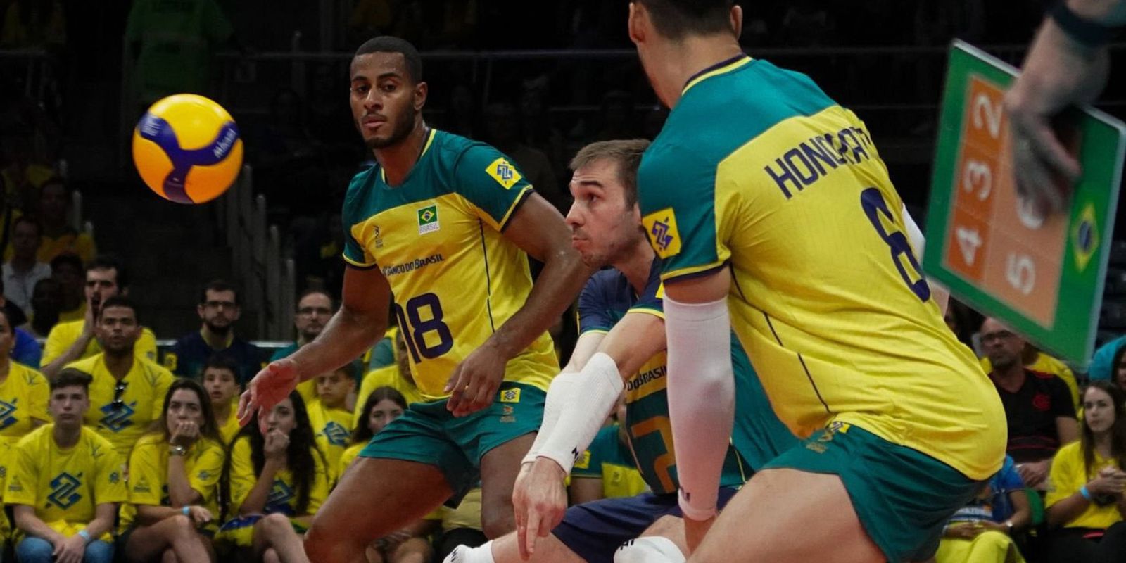 Brasil sofre, mas vence a Itália no tie-break e garante a vaga na Olimpíada  de Paris no vôlei masculino