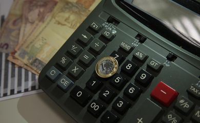 Economia, Moeda, Real,Dinheiro, Calculadora
Foto: Marcello Casal Jr/Agência Brasil/Arquivo