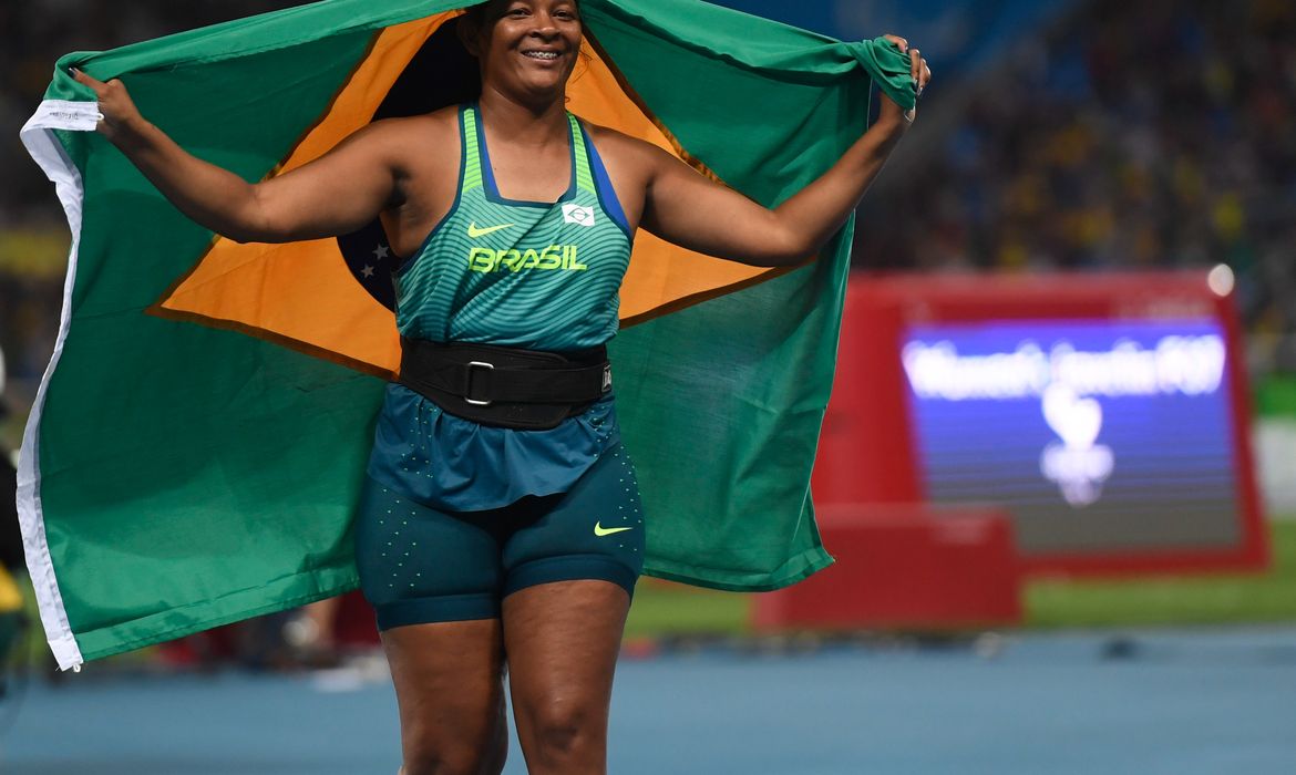 Rio de Janeiro - A brasileira Shirlene Coelho, leva medalha de ouro ao vencer o lançamento de dardo F37 do atletismo nos Jogos Paralímpicos Rio 2016, no Estádio Olímpico. (Fernando Frazão/Agência Brasil)