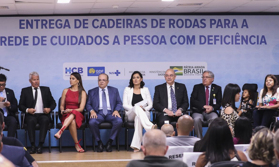 A primeira-dama Michelle Bolsonaro e o ministro da Cidadania, Osmar Terra, participam da cerimônia de entrega de cadeiras de rodas da Rede de Cuidados à Pessoa com Deficiência, no hospital da criança em Brasília