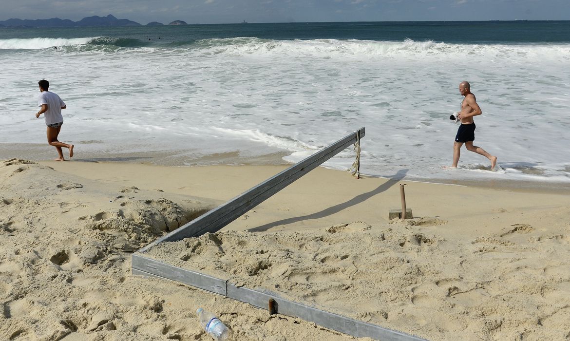 Rio de Janeiro - Outra instalação para os Jogos que está sendo erguida na Praia de Copacabana é um estúdio provisório para captação de imagens de esportes aquáticos. A estrutura sofreu os efeitos da forte ressaca observada ontem (11) na