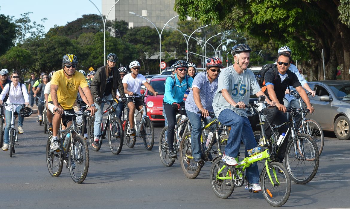 O evento De Bike ao Trabalho, inspirado no Bike To Work Day, e acontece em várias cidades do mundo para promover a bicicleta como opção de transporte para o trabalho (Antônio Cruz/Agência Brasil)