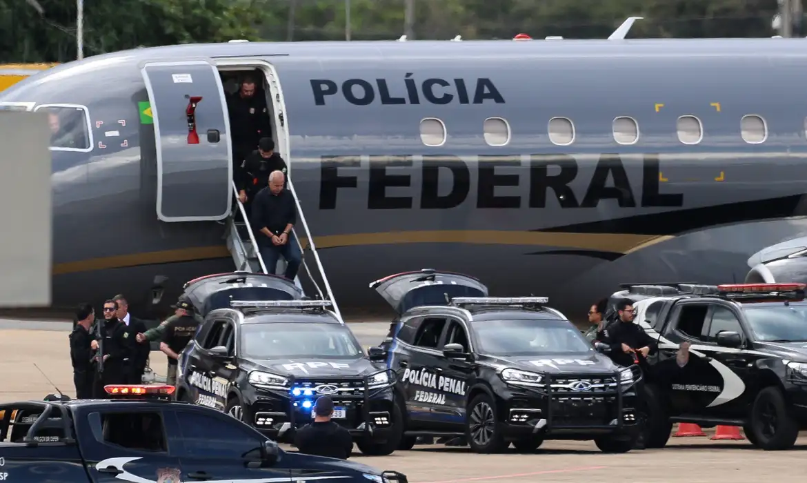 Brasília- DF 24-03-2024.  Os mandantes do assassinato de Marielle Franco descendo do avião da PF no aeroporto de Brasília. Foto José Cruz/ Agência Brasil.